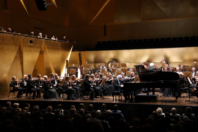 Kun-Woo Paik – pianista i orkiestra Filharmonii im. Mieczysława Karłowicza pod dyrekcją Antoniego Wita. Fot. Filharmonia w Szczecinie Dyrygent Antoni Wit i pianista Kun-Woo Paik w Szczecinie. Kolejny świetny koncert w Filharmonii [POSŁUCHAJ, ZDJĘCIA]