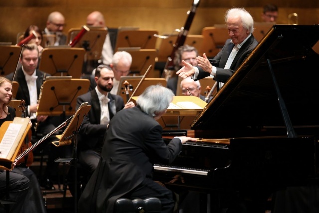 Kun-Woo Paik – pianista i Antoni Wit – dyrygent (od prawej) w Filharmonii im. Mieczysława Karłowicza w Szczecinie. Fot. Filharmonia w Szczecinie Dyrygent Antoni Wit i pianista Kun-Woo Paik w Szczecinie. Kolejny świetny koncert w Filharmonii [POSŁUCHAJ, ZDJĘCIA]