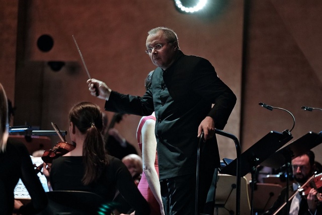 Stefan Asbury – dyrygent. Fot. [Filharmonia im. Mieczysława Karłowicza w Szczecinie] Sinobrody Béli Bartóka w Filharmonii w Szczecinie [POSŁUCHAJ, ZDJĘCIA]