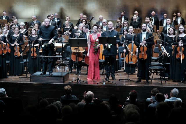 Allison Cook – mezzosopranistka, Derek Welton – baryton, Stefan Asbury – dyrygent i szczecińcy symfonicy przyjmują gorące owacje publiczności. Fot. [Filharmonia w Szczecinie] Sinobrody Béli Bartóka w Filharmonii w Szczecinie [POSŁUCHAJ, ZDJĘCIA]