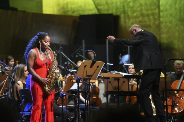 Tia Fuller (saksofon) i „Santander Orchestra” pod dyrekcją Marcina Sompolińskiego. Fot. [Filharmonia im. Mieczysława Karłowicza w Szczecinie] Leszek Możdżer | Zaczęło się od „Miłości” [ROZMOWA, ZDJĘCIA]