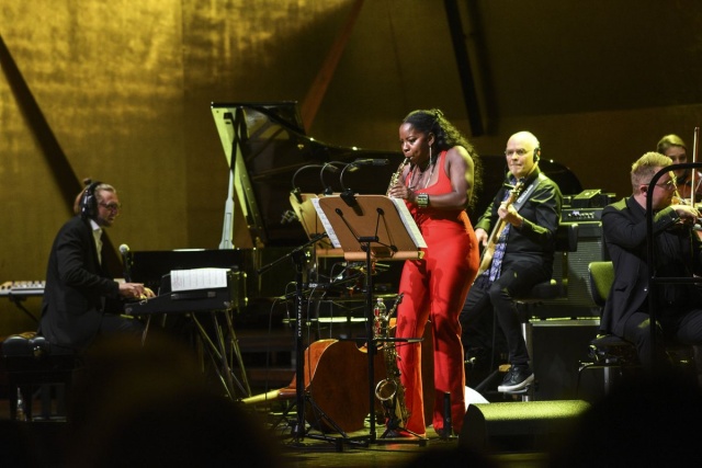 Leszek Możdżer – instrumenty klawiszowe (od lewej), Tia Fuller – saksofon, Lars Danielsson – gitara basowa. Fot. [Filharmonia im. Mieczysława Karłowicza w Szczecinie] Leszek Możdżer | Zaczęło się od „Miłości” [ROZMOWA, ZDJĘCIA]