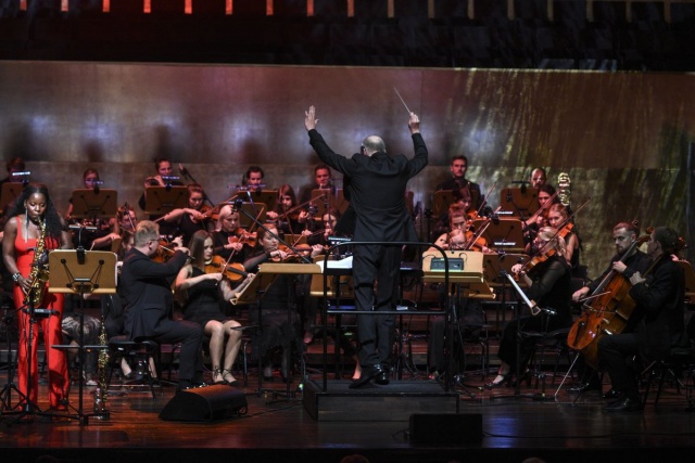 Tia Fuller (saksofon) i „Santander Orchestra” pod dyrekcją Marcina Sompolińskiego. Fot. [Filharmonia im. Mieczysława Karłowicza w Szczecinie] Leszek Możdżer | Zaczęło się od „Miłości” [ROZMOWA, ZDJĘCIA]