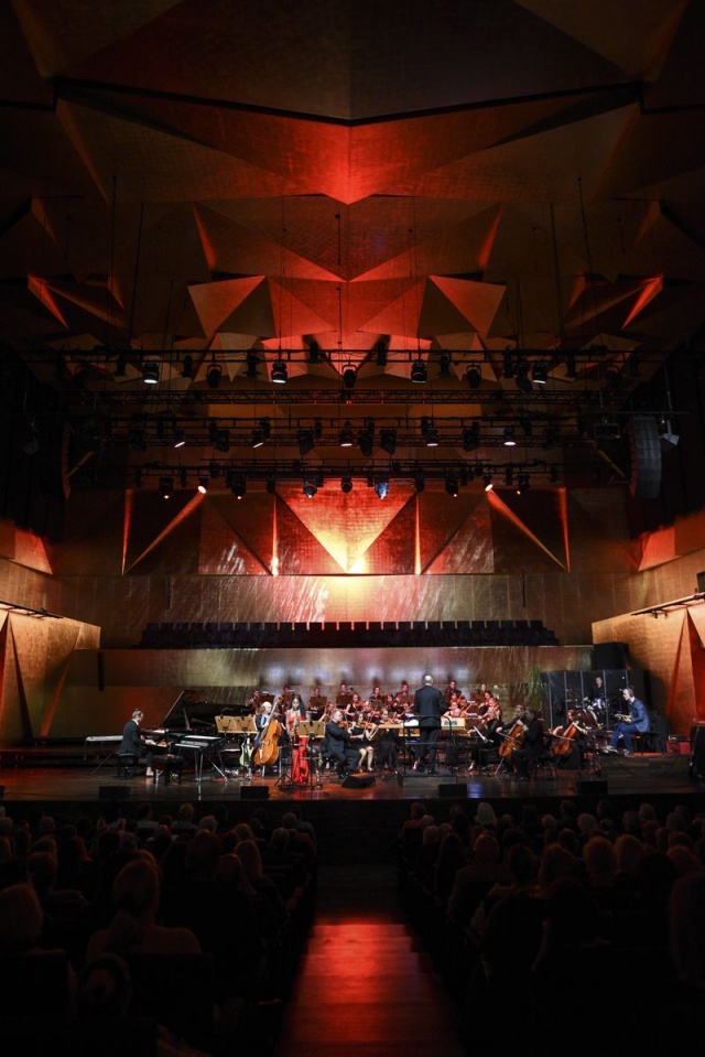 Koncert „Symphosphere” Leszka Możdżera z „Santander Orchestra” pod dyrekcją Marcina Sompolińskiego. Fot. [Filharmonia im. Mieczysława Karłowicza w Szczecinie] Leszek Możdżer | Zaczęło się od „Miłości” [ROZMOWA, ZDJĘCIA]