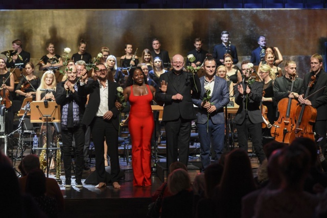 Wykonawcy koncertu „Symphosphere” przyjmują gorące owacje publiczności. Fot. [Filharmonia im. Mieczysława Karłowicza w Szczecinie] Leszek Możdżer | Zaczęło się od „Miłości” [ROZMOWA, ZDJĘCIA]