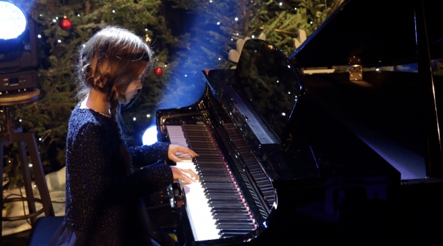 Hania Oszczak, pianistka. Fot. [GOKSiR Przecław] Świąteczne nagranie młodych szczecinian [POSŁUCHAJ, ZDJĘCIA]