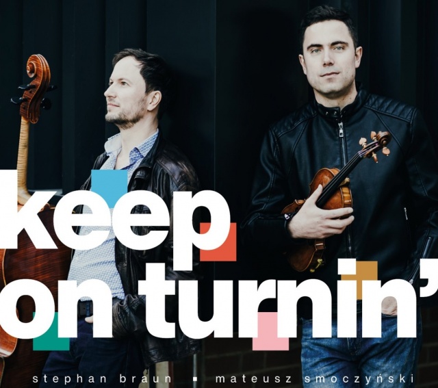 Okładka płyty KEEP ON TURNIN'. Fot. [Materiały prasowe] Wizjonerski duet | Mateusz Smoczyński & Stephan Brown – KEEP ON TURNIN' [ROZMOWA, ZDJĘCIA]