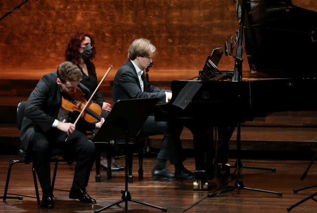 Mateusz Makuch – skrzypek (od lewej), Andrzej Wierciński – pianista. Fot. [Cezary Aszkiełowicz] Światowa premiera „The Penderecki Trio” w rocznicę śmierci Maestro [ROZMOWY, ZDJĘCIA]