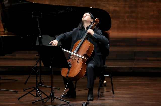 Claudio Bohórquez – wiolonczelista. Fot. [Cezary Aszkiełowicz] Światowa premiera „The Penderecki Trio” w rocznicę śmierci Maestro [ROZMOWY, ZDJĘCIA]