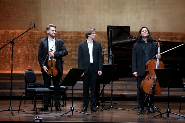 „The Penderecki Trio”. Mateusz Makuch – skrzypek (od lewej), Andrzej Wierciński – pianista, Claudio Bohórquez – wiolonczelista przyjmują owacyjne brawa publiczności. Fot. [Cezary Aszkiełowicz] Światowa premiera „The Penderecki Trio” w rocznicę śmierci Maestro [ROZMOWY, ZDJĘCIA]