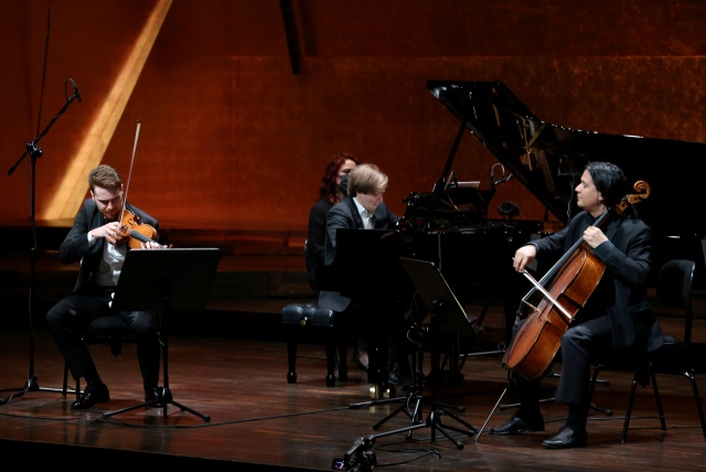 „The Penderecki Trio”. Mateusz Makuch – skrzypek (od lewej), Andrzej Wierciński – pianista, Claudio Bohórquez – wiolonczelista. Fot. [Cezary Aszkiełowicz] „The Penderecki Trio” w Nowym Jorku | Światowa prapremiera w rocznicę śmierci Maestro [ZAPOWIEDŹ, ZDJĘCIA]