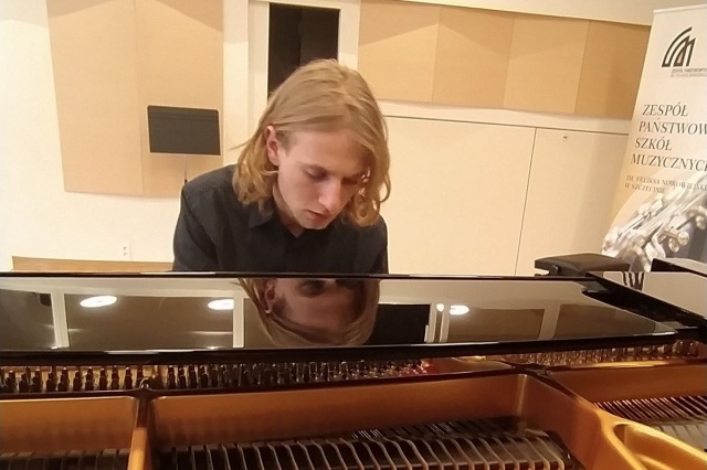 Tymon Chruściel – pianista. Fot. [Izabela Chruściel] Tymon Chruściel | Pianista celujący... [POSŁUCHAJ, ZDJĘCIA]