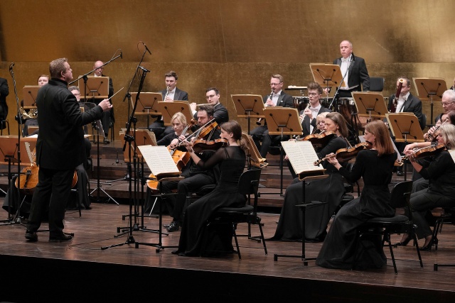 Rune Bergmann dyryguje Orkiestrą Symfoniczną Filharmonii w Szczecinie. Fot. [Dariusz Gorajski] Vivat Aleksandra Olczyk, „Vivat Mozart!” | Filharmonia w Szczecinie [POSŁUCHAJ, ZDJĘCIA]