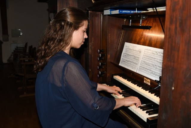 Roksana Kalinowska – organistka. Fot. [Jan Olczak] Rodzinne muzykowanie zainaugurowało Koncerty Grünebergowskie 2021 [POSŁUCHAJ, ZDJĘCIA]