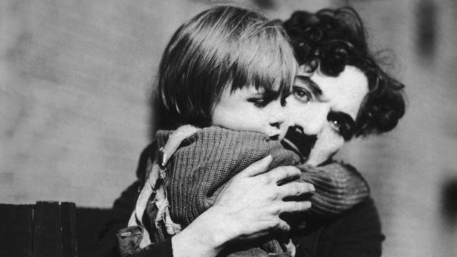 Kadr z filmu „Brzdąc” z roku 1921. Jackie Coogan (od lewej) i Charlie Chaplin. Fot. [Wikipedia, domena publiczna] W świat kina ze szczecińskim „Pionierem” [POSŁUCHAJ, ZDJĘCIA]