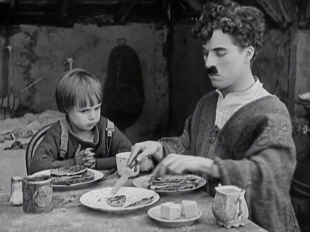 Kadr z filmu „Brzdąc” z roku 1921. Jackie Coogan (od lewej) i Charlie Chaplin. Fot. [Wikipedia, domena publiczna] W świat kina ze szczecińskim „Pionierem” [POSŁUCHAJ, ZDJĘCIA]