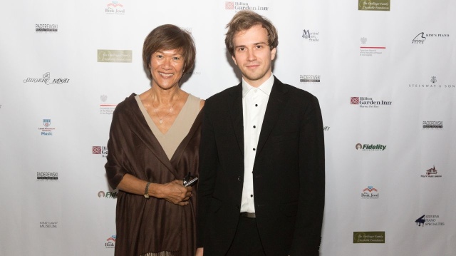 Elyse Kukonu (od lewej), Andrzej Wierciński – pianista. Fot. [Devin Feil, Photography courtesy of LMU] Polski pianista Andrzej Wierciński z laurem na Konkursie w Los Angeles [ROZMOWA, ZDJĘCIA]