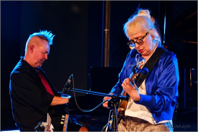 Leni Stern – gitarzystka (od prawej) i Nigel Kennedy – skrzypek. Fot. [Wojciech Łyko] Nigel Kennedy i Mike Stern zagrają w Szczecinie | Tribute to Jimi Hendrix [POSŁUCHAJ, ZDJĘCIA]