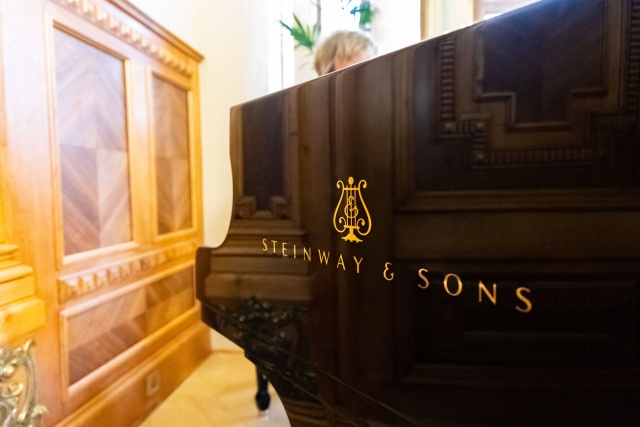 Fot. Robert Stachnik [Radio Szczecin] Komisja ekspercka zdecydowała o kupnie nowego fortepianu koncertowego Steinway&Sons | Willa Lentza w Szczecinie [ROZMOWY, ZDJĘCIA]