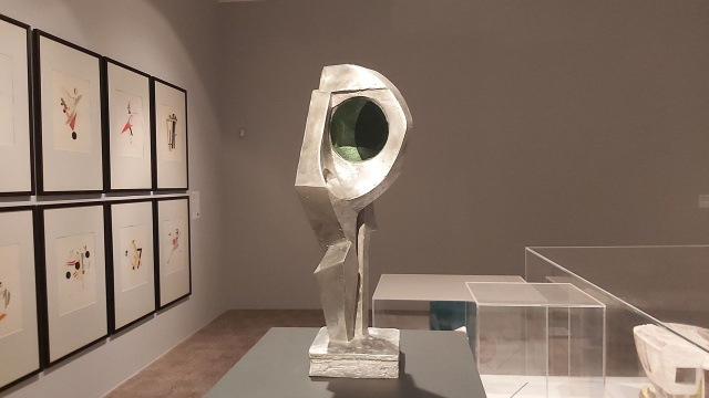 Rzeźba z aluminium i szkła. [Fot. Małgorzata Frymus] Erich Buchholz. Historia sztuki to jedno wielkie fałszerstwo. [ROZMOWA i ZDJĘCIA]