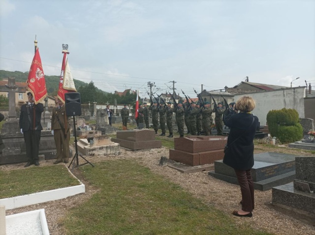 Salwa honorowa 12 Brygady Zmechanizowanej ze Szczecina. [Fot. Monika Mazanek - Wilczyńska] Przywrócić pamięć [ROZMOWA]