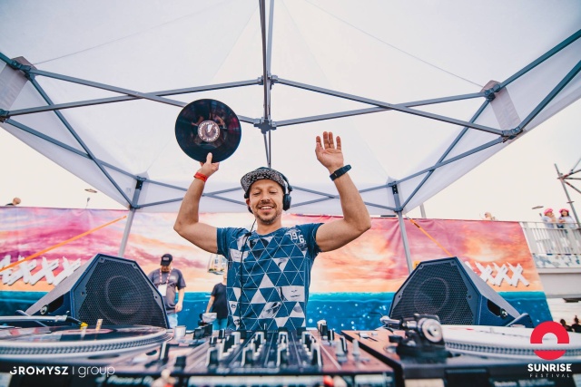 Sunrise Festival 2017. Fot. Gomysz [Materiały prasowe] DJ MIQRO | Mirek Grzybowski z mostku kapitańskiego skoczył na szerokie wody DJ'skie [ROZMOWA, ZDJĘCIA]