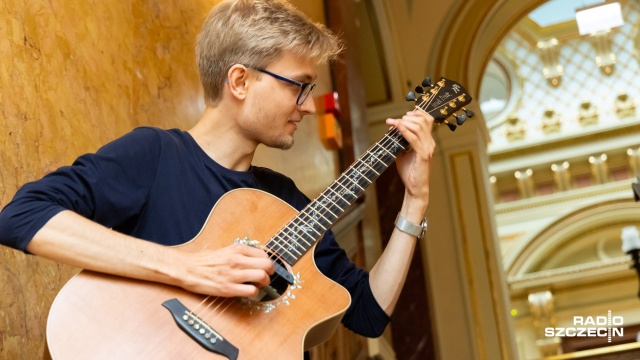 Janek Pentz – gitarzysta, kompozytor. Fot. Robert Stachnik [Radio Szczecin] Janek Pentz | „Tato mnie namówił, żebym spróbował grać na gitarze…” [ROZMOWA, ZDJĘCIA]