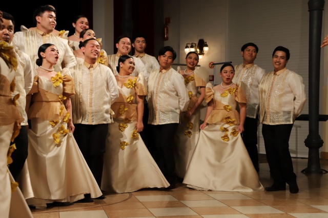 University Of The Philippines Manila Chorale prowadzi dyrygent John Steven Verrosa. Fot. Tomasz Rychłowski [MDK Międzyzdroje] Filipiński Chór Uniwersytecki zwycięzcą 59. Międzynarodowego Festiwalu Pieśni Chóralnej im. prof. Jana Szyrockiego w Międzyzdrojach [ROZMOWA, ZDJĘCIA]