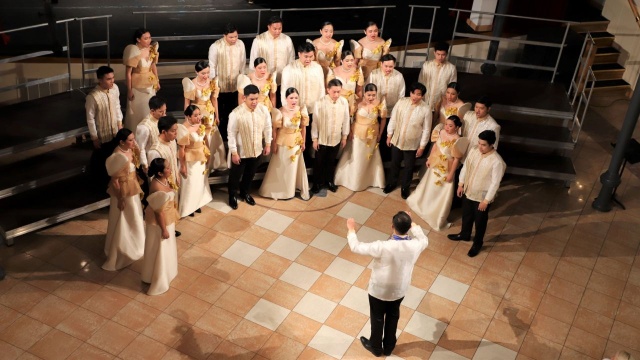 University Of The Philippines Manila Chorale prowadzi dyrygent John Steven Verrosa. Fot. Tomasz Rychłowski [MDK Międzyzdroje] Filipiński Chór Uniwersytecki zwycięzcą 59. Międzynarodowego Festiwalu Pieśni Chóralnej im. prof. Jana Szyrockiego w Międzyzdrojach [ROZMOWA, ZDJĘCIA]