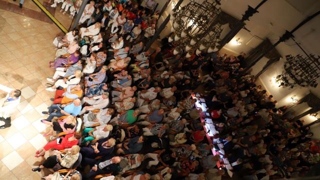 Festiwalowa publiczność koncertu University Of The Philippines Manila Chorale w Domu Kultury w Międzyzdrojach. Fot. Tomasz Rychłowski [MDK Międzyzdroje] Filipiński Chór Uniwersytecki zwycięzcą 59. Międzynarodowego Festiwalu Pieśni Chóralnej im. prof. Jana Szyrockiego w Międzyzdrojach [ROZMOWA, ZDJĘCIA]