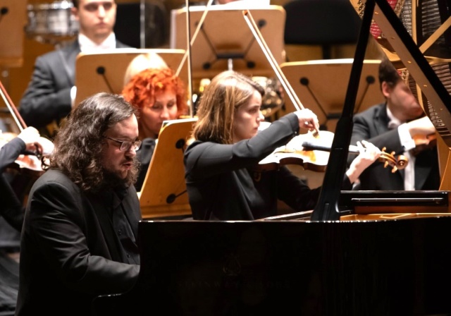 Jakub Kuszlik – pianista. Fot. Sebastian Wołosz Jakub Kuszlik i Przemysław Neumann „Na Temat Polski” | Filharmonia w Szczecinie [ROZMOWA, ZDJĘCIA]