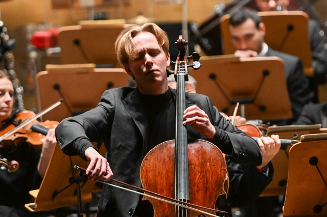 Michał Balas – wiolonczelista gra z Orkiestrą Symfoniczną Filharmonii im. Mieczysława Karłowicza pod batutą Korniliosa Michailidisa. Fot. Marcin Bielecki [Filharmonia w Szczecinie] Michał Balas owacyjnie przyjęty w Złotej Sali Filharmonii [ROZMOWA, ZDJĘCIA]