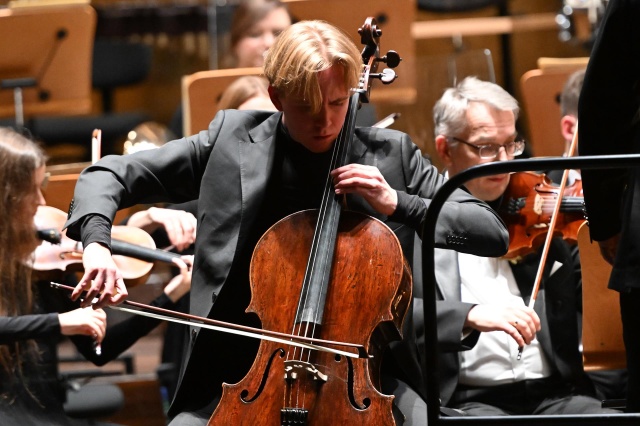 Michał Balas – wiolonczelista gra z Orkiestrą Symfoniczną Filharmonii im. Mieczysława Karłowicza pod batutą Korniliosa Michailidisa. Fot. Marcin Bielecki [Filharmonia w Szczecinie] Michał Balas owacyjnie przyjęty w Złotej Sali Filharmonii [ROZMOWA, ZDJĘCIA]