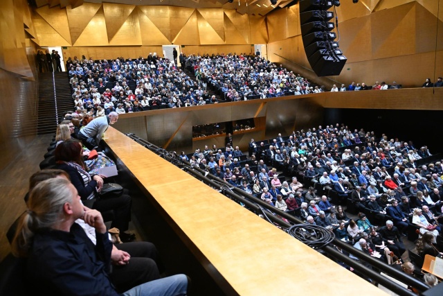 Publiczność Złotej Sali Filharmonii im. Mieczysława Karłowicza. Fot. Marcin Bielecki [Filharmonia w Szczecinie] Michał Balas owacyjnie przyjęty w Złotej Sali Filharmonii [ROZMOWA, ZDJĘCIA]