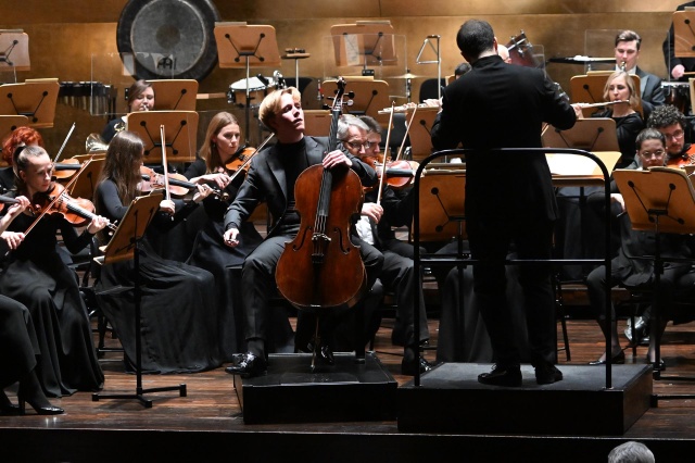 Michał Balas – wiolonczelista gra z Orkiestrą Symfoniczną Filharmonii im. Mieczysława Karłowicza pod batutą Korniliosa Michailidisa. Fot. Marcin Bielecki [Filharmonia w Szczecinie] Michał Balas owacyjnie przyjęty w Złotej Sali Filharmonii [ROZMOWA, ZDJĘCIA]