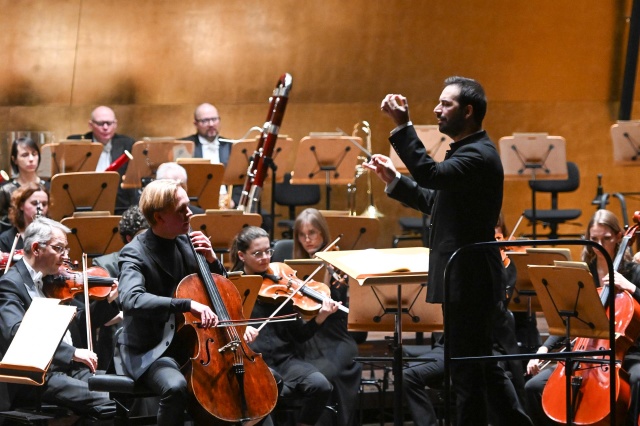 Michał Balas – wiolonczelista (od lewej) i Kornilios Michailidis – dyrygent z Orkiestrą Symfoniczną Filharmonii im. Mieczysława Karłowicza.. Fot. Marcin Bielecki [Filharmonia w Szczecinie] Michał Balas owacyjnie przyjęty w Złotej Sali Filharmonii [ROZMOWA, ZDJĘCIA]