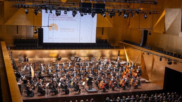 Orkiestra Symfoniczna Filharmonii w Szczecinie pod dyrekcją Szymona Bywalca wykonuje kompozycję „asc / desc – (no) ending” Macieja Kabzy (29 listopada 2024). Fot. Filharmonia w Szczecinie III Międzynarodowy Konkurs Kompozytorski im. Mieczysława Karłowicza rozstrzygnięty [ROZMOWY, ZDJĘCIA]