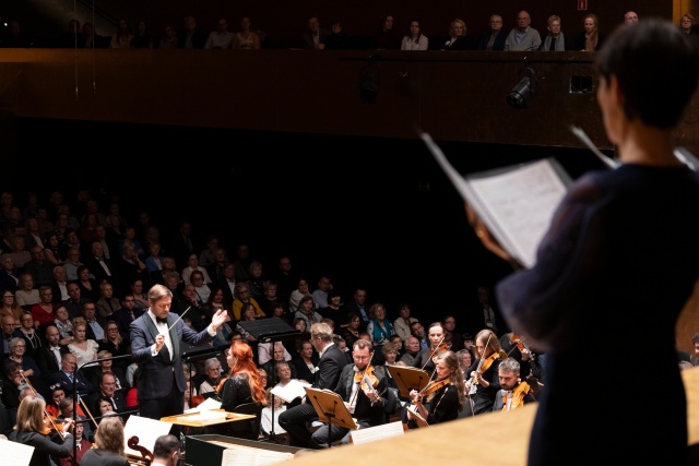 Przemysław Neumann dyryguje Orkiestrą Symfoniczną Filharmonii im. Mieczysława Karłowicza w Szczecinie oraz Chórem Opery i Filharmonii Podlaskiej. Fot. Kamila Kozioł W Filharmonii zabrzmiało „Stworzenie świata” Haydna w 140. rocznicę Konzerthausu [ROZMOWA, ZDJĘCIA]