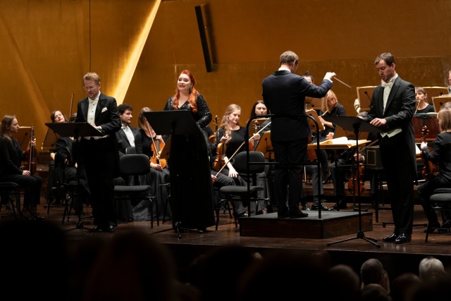 Karol Kozłowski – tenor (od lewej), Ewa Tracz (sopran) i Paweł Konik (baryton) z Orkiestrą Filharmonii im. Mieczysława Karłowicza pod batutą Przemysława Neumann. Fot. Kamila Kozioł W Filharmonii zabrzmiało „Stworzenie świata” Haydna w 140. rocznicę Konzerthausu [ROZMOWA, ZDJĘCIA]