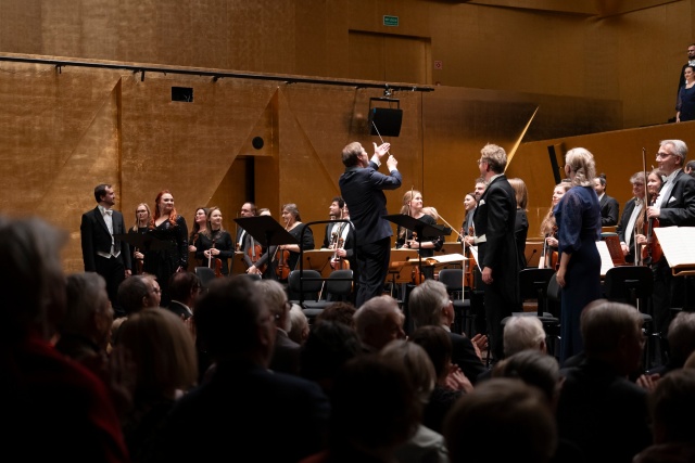 Przemysław Neumann – dyrygent, soliści i publiczność dziękują Chórowi Opery i Filharmonii Podlaskiej za koncert. Fot. Kamila Kozioł W Filharmonii zabrzmiało „Stworzenie świata” Haydna w 140. rocznicę Konzerthausu [ROZMOWA, ZDJĘCIA]