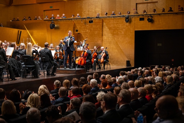 Przemysław Neumann dyryguje śpiewającą publicznością. Fot. Sebastian Wołosz Odświętny klimat koncertu prezydenckiego w Filharmonii [POSŁUCHAJ, ZDJĘCIA]