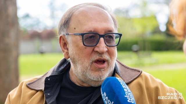 Artur Daniel Liskowacki. [Fot: Robert Stachnik Radio Szczecin] Gryf i Melpomena. Historia szczecińskich teatrów według ADL.