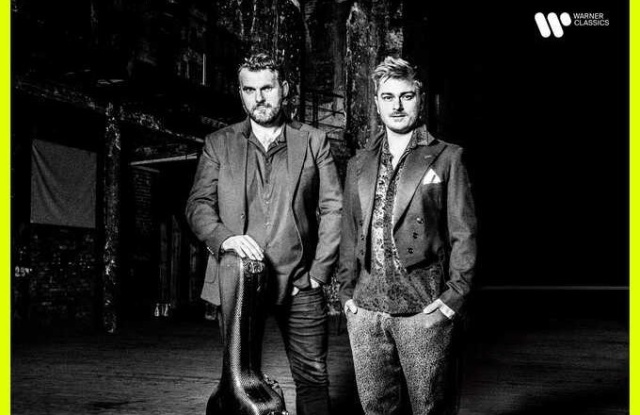 Łukasz Kuropaczewski – gitarzysta (od lewej) i Maciej Frąckiewicz – akordeonista. Fot. Materiały prasowe artystów Zachwycająca VICTORIA Frąckiewicza, Kuropaczewskiego i Milera [ROZMOWA z ARTYSTAMI]