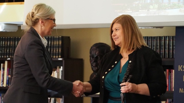 Materiały Książnica Pomorska - statuetkę z rąk Marszałek Anny Bańkowskiej dbiera Monika Piotrowska z Biblioteki Publicznej Miasta i Gminy w Dębnie Bibliotekarz Roku i Biblioteka Roku 2024