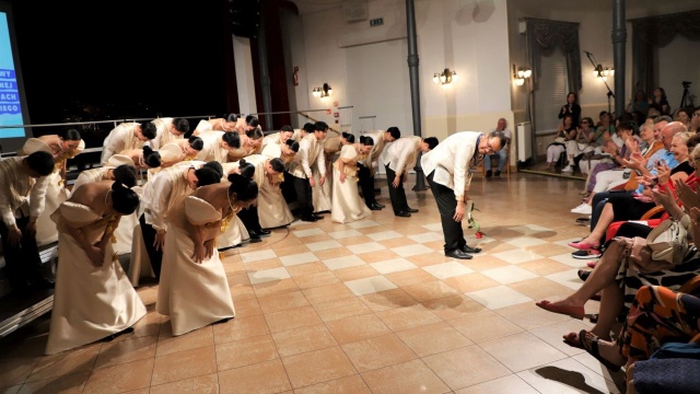 Grand Prix 59. Międzynarodowego Festiwalu Pieśni Chóralnej im. prof. Jana Szyrockiego w Międzyzdrojach dla University Of The Philippines Manila Chorale. Dyrygent John Steven Verrosa. Fot. Tomasz Rychłowski [MDK Międzyzdroje] 60. Międzynarodowy Festiwal Pieśni Chóralnej im. prof. Jana Szyrockiego w Międzyzdrojach. Przygotowania zapięte na ostatni guzik [ROZMOWA, ZDJĘCIA]