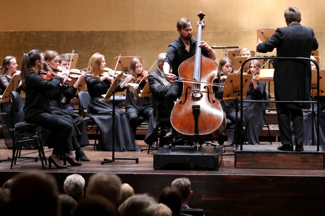 Karol Nasiłowski – kontrabasista gra z Orkiestrą Symfoniczną Filharmonii im. Mieczysława Karłowicza w Szczecinie pod batutą Przemysława Fiugajskiego. Fot. Cezary Aszkiełowicz Karol Nasiłowski z premierowym dziełem w Złotej Sali Filharmonii [ROZMOWA z ARTYSTĄ, ZDJĘCIA]