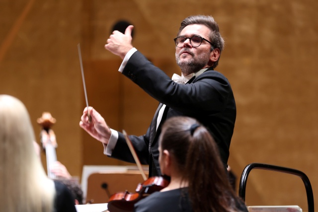 Przemysław Fiugajski – dyrygent. Fot. Cezary Aszkiełowicz Karol Nasiłowski z premierowym dziełem w Złotej Sali Filharmonii [ROZMOWA z ARTYSTĄ, ZDJĘCIA]