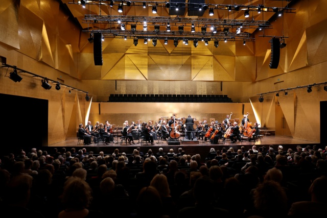 Karol Nasiłowski – kontrabasista gra z Orkiestrą Symfoniczną Filharmonii im. Mieczysława Karłowicza w Szczecinie pod batutą Przemysława Fiugajskiego. Fot. Cezary Aszkiełowicz Karol Nasiłowski z premierowym dziełem w Złotej Sali Filharmonii [ROZMOWA z ARTYSTĄ, ZDJĘCIA]