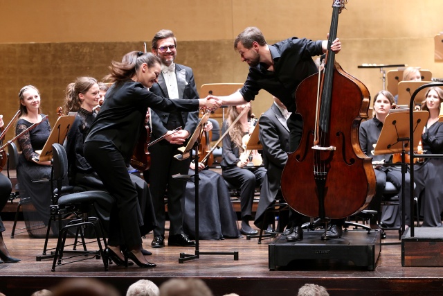 Karol Nasiłowski – kontrabasista dziękuje za koncert Karolinie Hyle-Wybraniec – koncertmistrzyni Orkiestry Filharmonii w Szczecinie. Fot. Cezary Aszkiełowicz Karol Nasiłowski z premierowym dziełem w Złotej Sali Filharmonii [ROZMOWA z ARTYSTĄ, ZDJĘCIA]