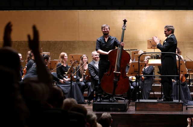 Karol Nasiłowski – kontrabasista przyjmuje gorące brawa publiczności. Fot. Cezary Aszkiełowicz Karol Nasiłowski z premierowym dziełem w Złotej Sali Filharmonii [ROZMOWA z ARTYSTĄ, ZDJĘCIA]